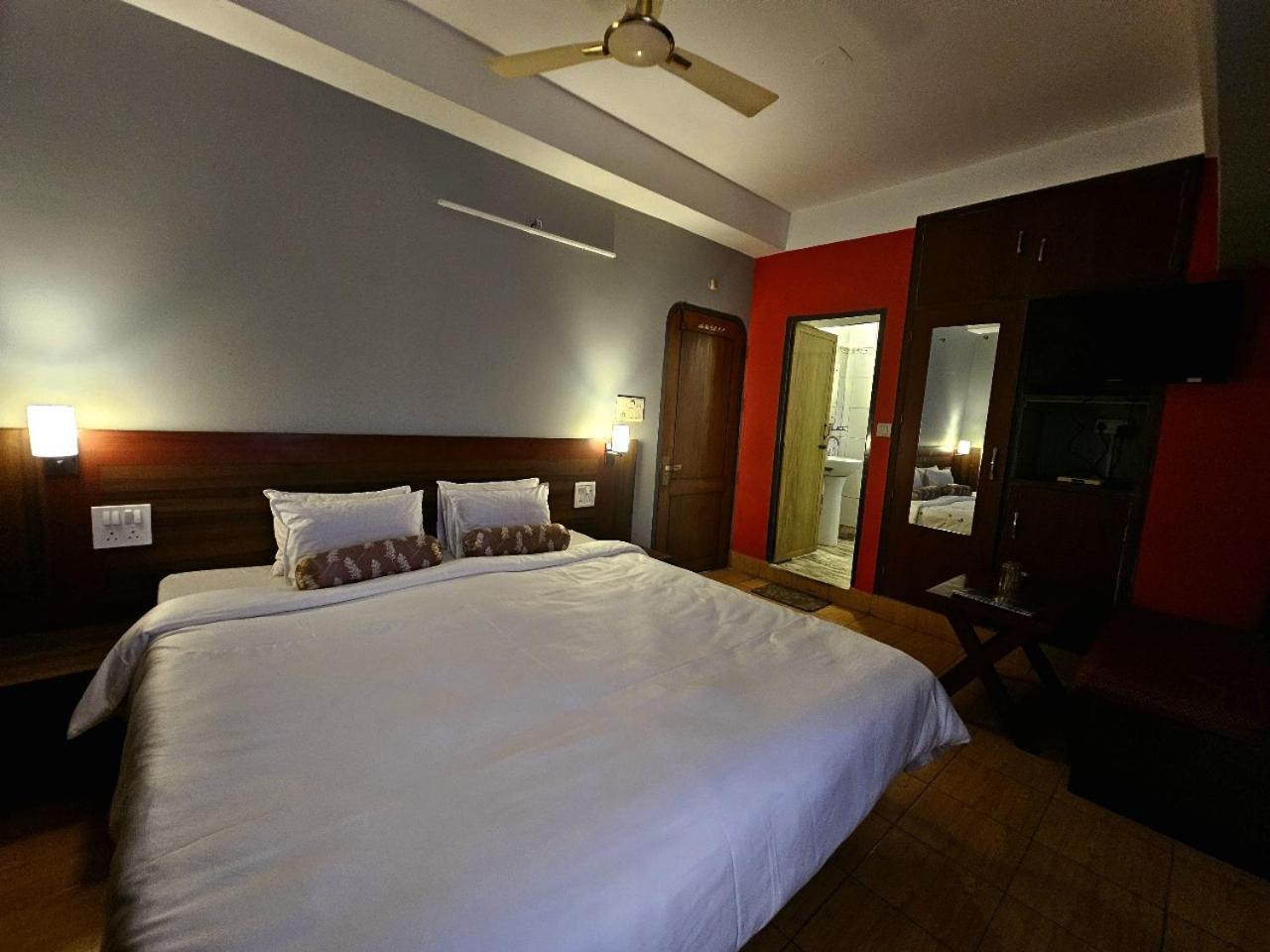 Hotel Vishal Siliguri Buitenkant foto